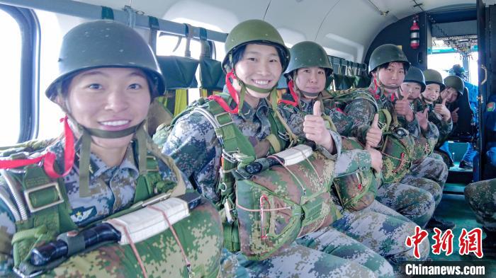 圖為女兵們?cè)谥鄙龣C(jī)上準(zhǔn)備跳傘?！⊥跏鰱| 攝