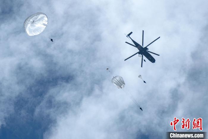 圖為傘降女兵在空中開傘。　王述東 攝