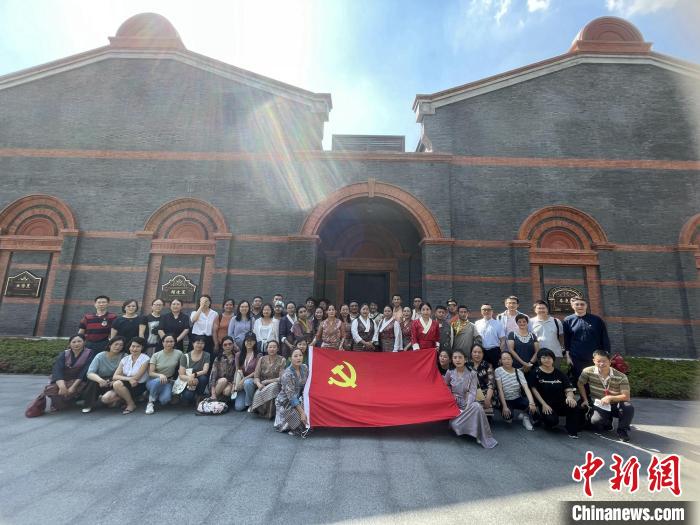 參觀中共一大、二大會(huì)址，學(xué)員們回顧了中國(guó)共產(chǎn)黨百年大黨的革命歷程?！∪A東師大供圖