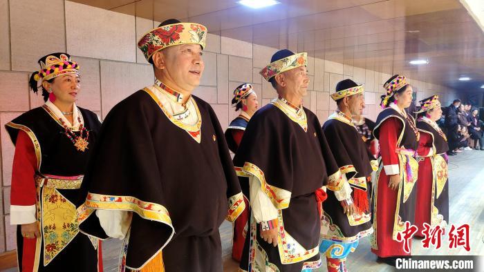 圖為西藏老年舞蹈隊在后臺準(zhǔn)備上場?！∝暽＠?攝