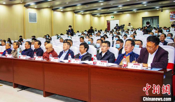 圖為與會(huì)專家學(xué)者聽會(huì)?！钪覍?攝