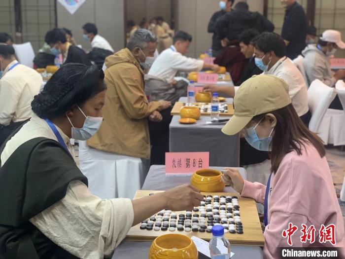 圖為參賽選手正在進行藏棋對弈?！≈x牧 攝