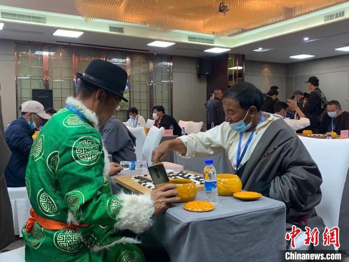 圖為參賽選手正在進行藏棋對弈。　謝牧 攝