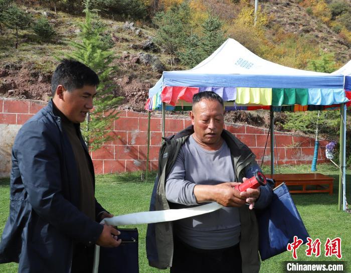 圖為護(hù)林員操作體驗(yàn)滅火裝備?！〔际猩窒乐ш?duì) 供圖