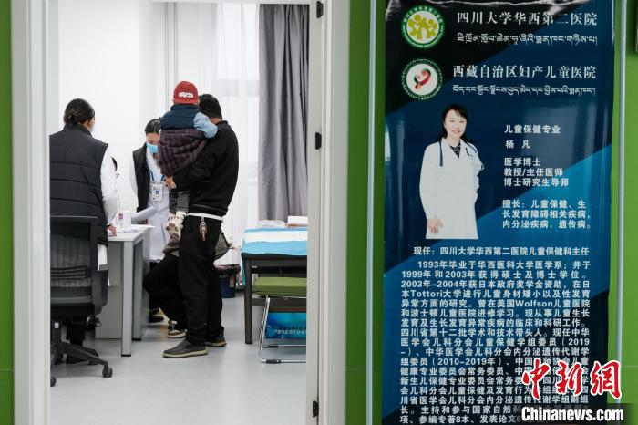 圖為四川大學(xué)華西第二醫(yī)院專家接診?！〗w波 攝
