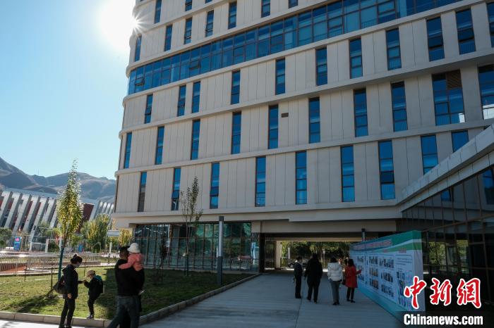 因疫情防控需要，此次義診活動進(jìn)行了人數(shù)限定。圖為西藏民眾帶著孩子到醫(yī)院就診。　江飛波 攝