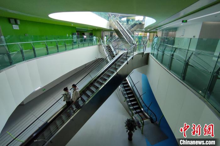 圖為西藏自治區(qū)婦產(chǎn)兒童醫(yī)院內(nèi)景?！〗w波 攝