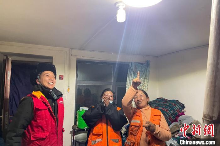 青藏公路109道班接入大網(wǎng)電?！?閆昱翰 　攝