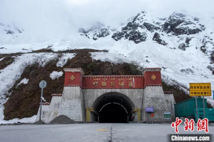 墨脫公路控制性工程——嘎隆拉隧道。上方為嘎隆拉雪山，曾是進入墨脫最大的“攔路虎”。