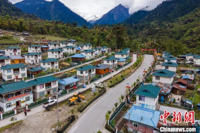 墨脫公路上的達木珞巴民族鄉(xiāng)貢日村，該村此前為舊墨脫公路著名的物資轉(zhuǎn)運點，被稱為“80K”。