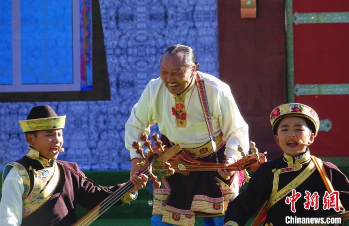 圖為2022工布新年暨響箭文化旅游系列活動(dòng)開(kāi)幕式上的文藝表演?！∪轿木辍z
