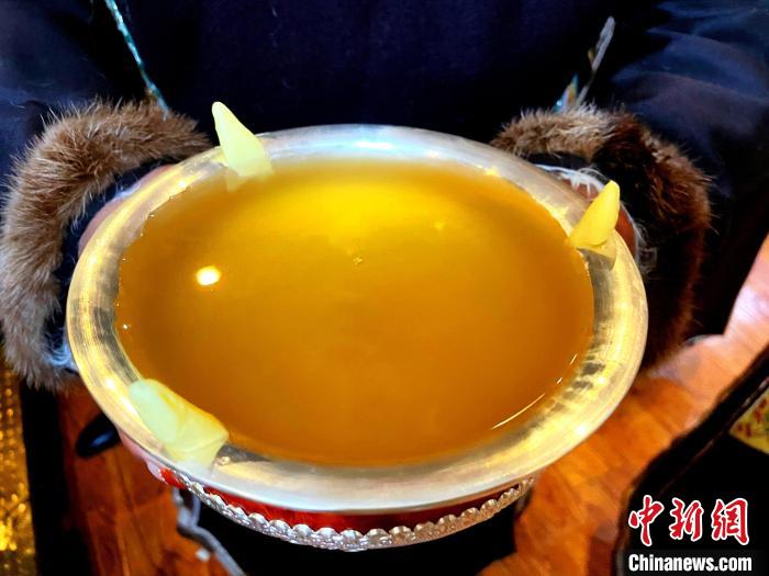 圖為青稞酒?！∪轿木?攝