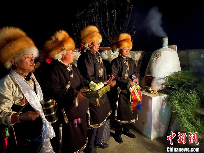 圖為除夕之夜進行的驅(qū)鬼儀式?！∪轿木?攝