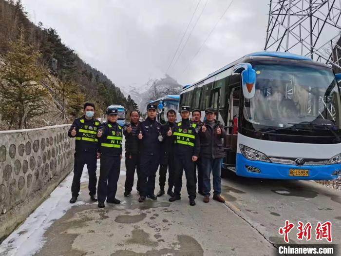 救援成功后，司機們與邊境派出所民警合影。　李建峰 攝