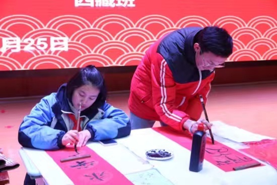 現(xiàn)場書寫春聯(lián)。梁超攝