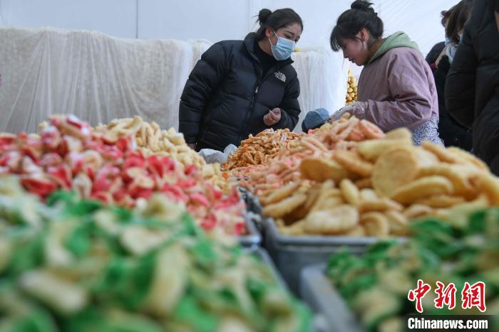 圖為拉薩市民選購(gòu)年貨“卡塞”?！∝暩聛?lái)松 攝