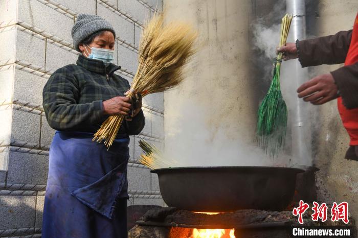 圖為拉薩手藝人制作年貨“羅薩梅朵”?！∝暩聛?lái)松 攝
