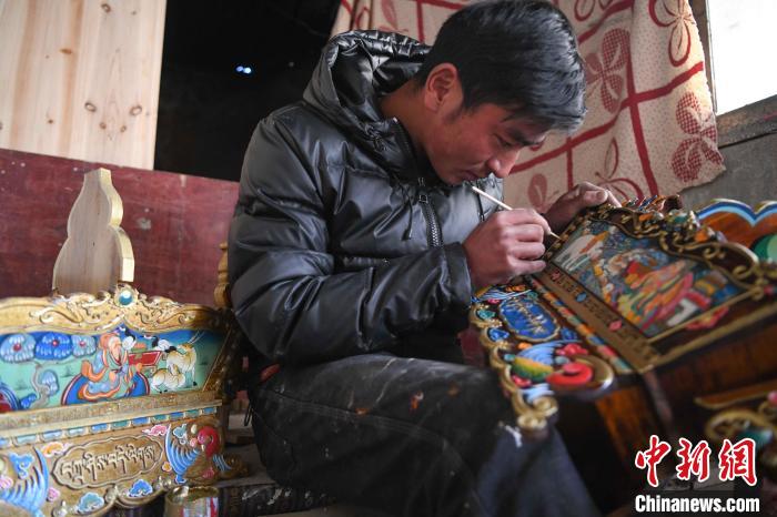 圖為拉薩手藝人制作年貨“切瑪盒”?！∝暩聛?lái)松 攝