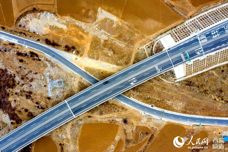 拉林高等級公路。徐馭堯攝