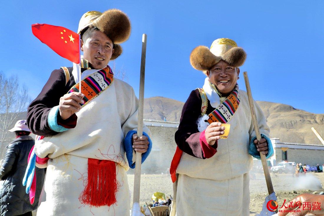 互敬青稞酒，祈福一年的豐收。人民網(wǎng) 次仁羅布攝