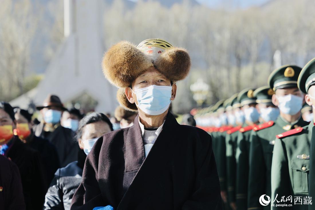 群眾代表們參加升旗儀式現(xiàn)場。人民網(wǎng) 次仁羅布 攝