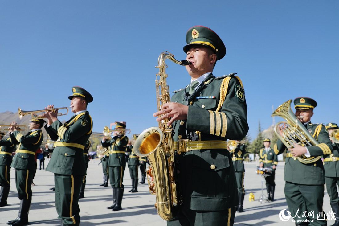 軍區(qū)文工團奏響國歌。人民網(wǎng) 次仁羅布攝