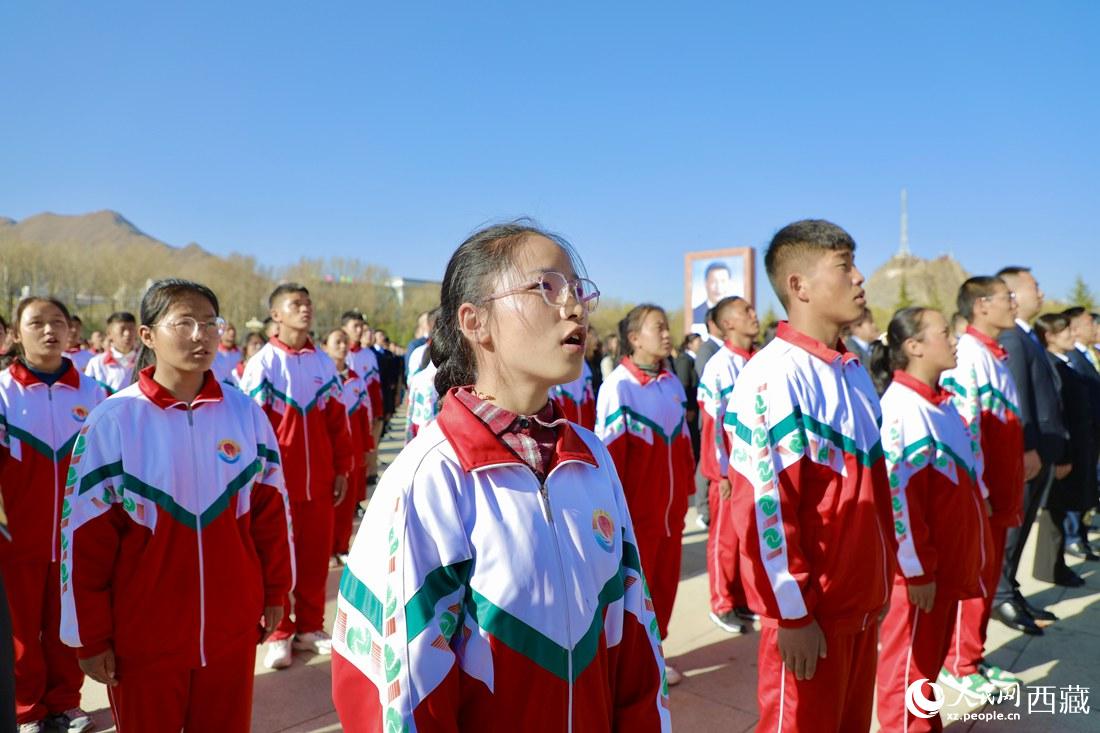 全體奏唱國歌。人民網(wǎng) 次仁羅布攝
