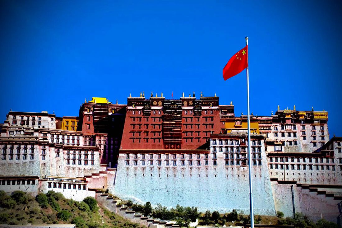 五星紅旗迎風飄揚。人民網(wǎng) 次仁羅布攝