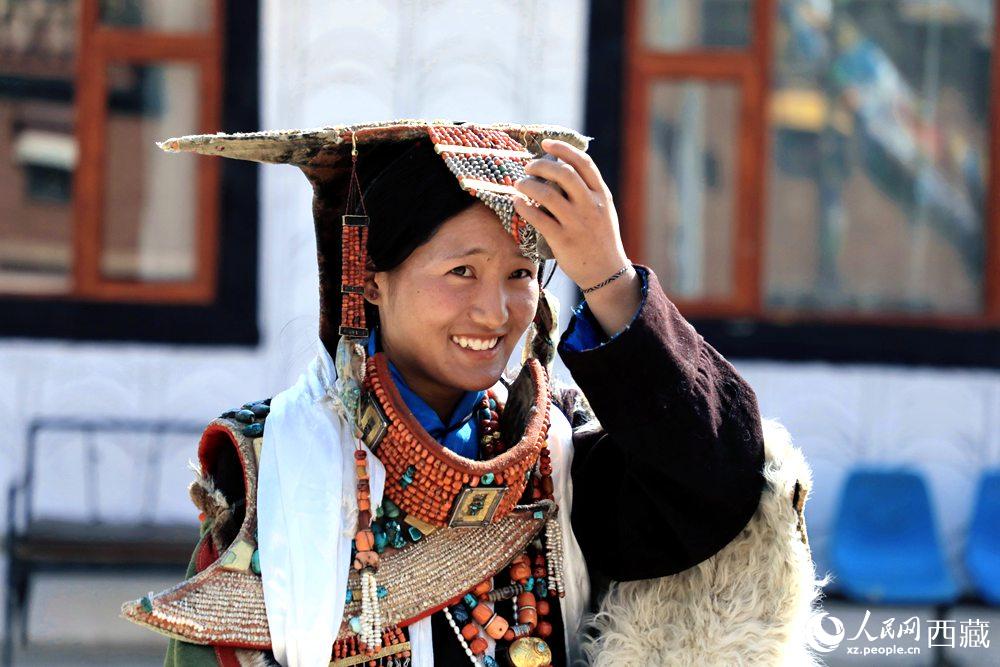 身著“飛天服飾”的普蘭少女。人民網(wǎng) 李海霞攝
