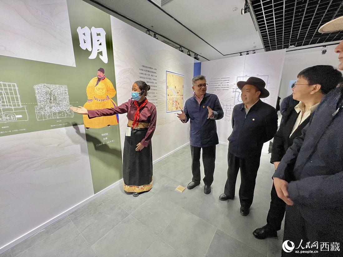 拉薩市北京實驗中學(xué)的學(xué)生講解員進行講解。人民網(wǎng) 次仁羅布攝