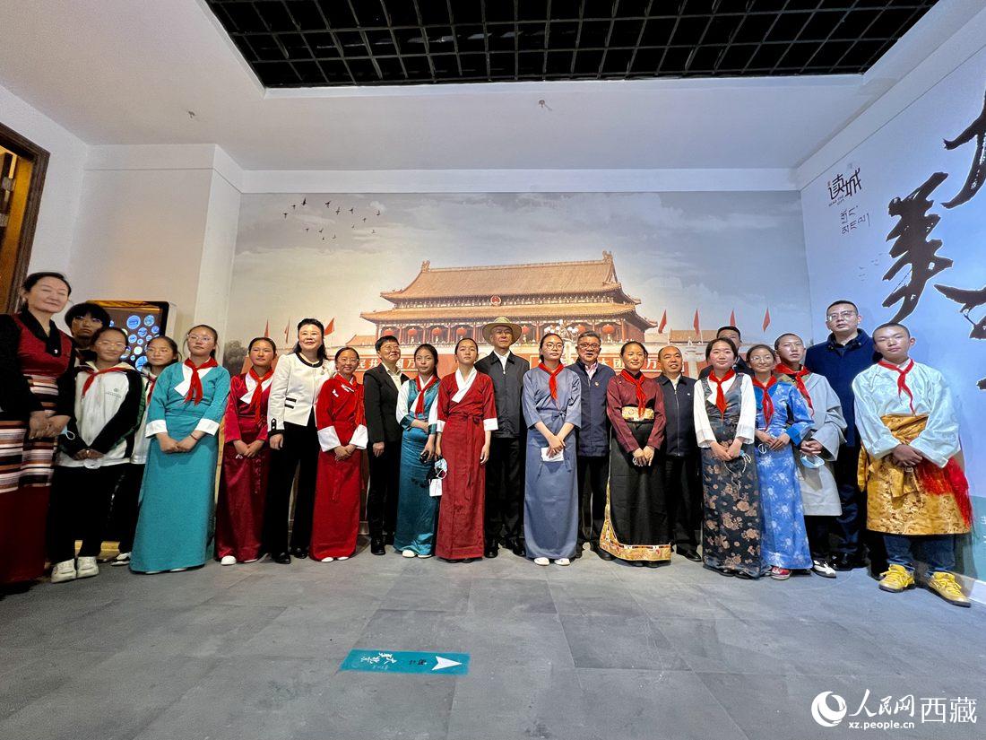 合影留念。人民網(wǎng) 次仁羅布攝