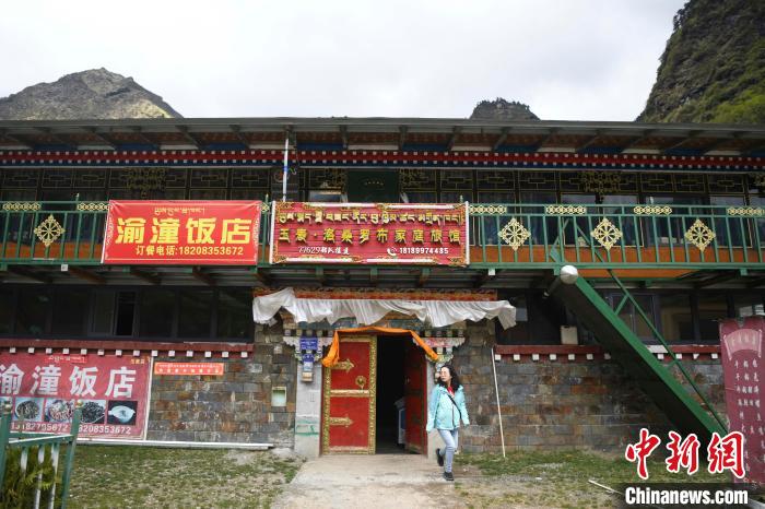 玉麥鄉(xiāng)里修建了飯店與旅館?！钊A峰 攝
