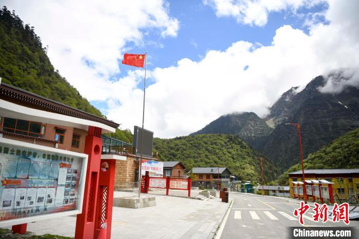 玉麥鄉(xiāng)內(nèi)道路變成了硬化路?！钊A峰 攝