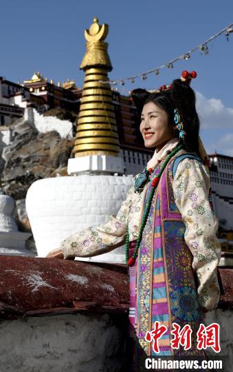 西藏自治區(qū)級非遺項目——拉薩服飾，圖為舊時拉薩貴族婦女的裝扮。