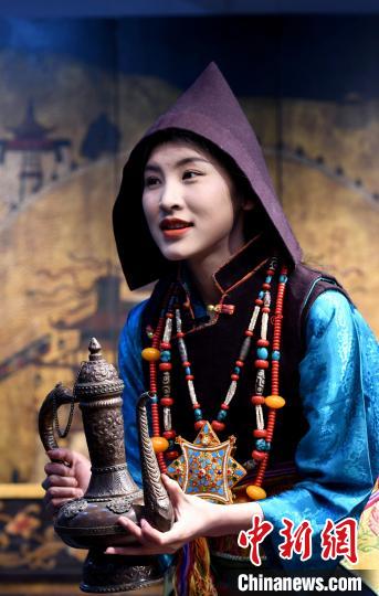 圖為西藏自治區(qū)級非遺項目——山南浪卡子縣的羊卓服飾。　李林 攝