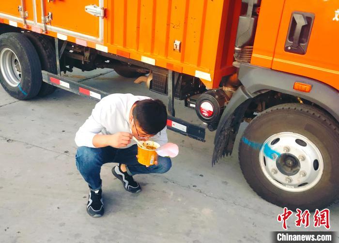 由于沿路疫情原因，閆光宇和朋友只能在服務區(qū)簡餐。　鄭朋 攝
