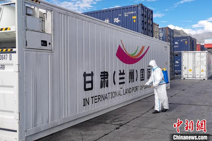 9月9日，甘肅省援助拉薩700噸生活物資“乘冷鏈專列”抵達(dá)拉薩。　國(guó)鐵青藏集團(tuán)有限公司拉薩車務(wù)段 供圖