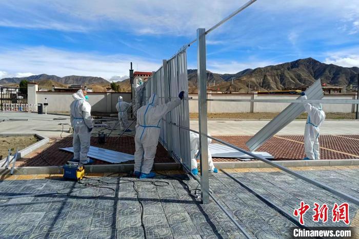 西藏金塔建設(shè)集團(tuán)有限公司職工支援日喀則方艙建設(shè)?！∈茉L(fǎng)者供圖