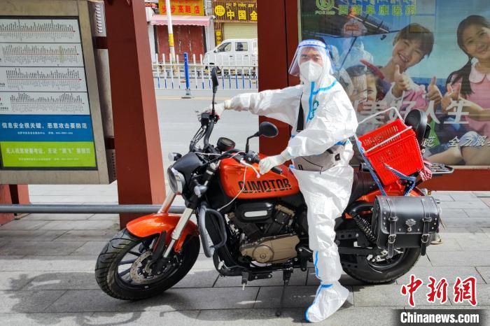 圖為西藏阜康醫(yī)療工作人員騎摩托為居家防疫市民送藥。　受訪(fǎng)者供圖