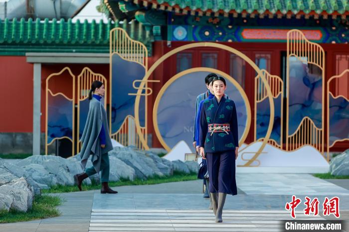 近40套藏式針織系列時(shí)裝亮相2022北京時(shí)裝周?！”本r(shí)裝周供圖