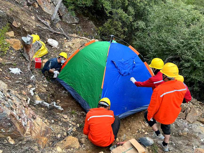 9月15日，電力施工人員正在施工點(diǎn)附近搭建暫居帳篷。白瑪多吉攝