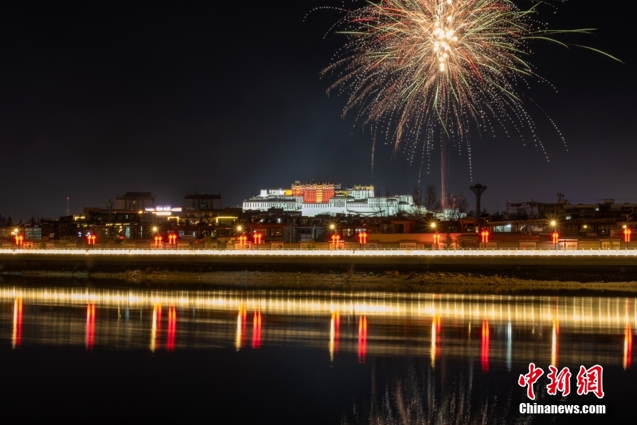 資料圖為2022年3月1日，拉薩迎來藏歷新年“古突夜”，煙花與被燈光照亮的布達(dá)拉宮交相輝映。 <a target='_blank' href='/'><p  align=