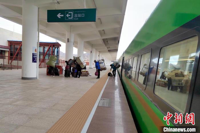 乘客乘復(fù)工專列抵達日喀則?！±_車務(wù)段 供圖