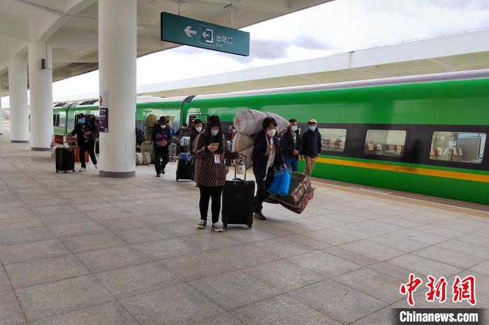 10月6日，乘客乘復(fù)工專列抵達日喀則?！±_車務(wù)段 供圖