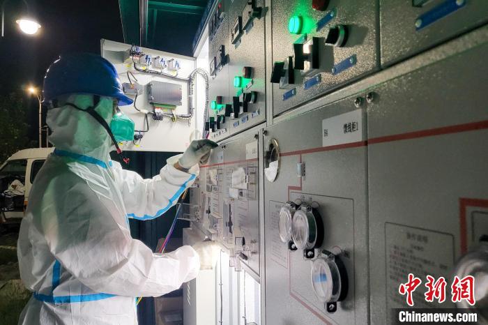 西藏電力部門(mén)順利完成方艙醫(yī)院供電設(shè)備安全可靠接入?！⊥醮箫w 攝