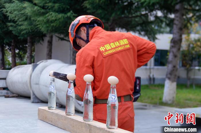 西藏林芝森林消防技能大練兵現(xiàn)場，消防員使用液壓鉗夾取雞蛋。　楊永龍 攝