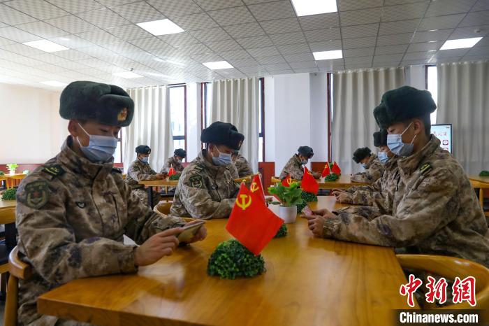 圖為阿里軍分區(qū)某邊防團(tuán)組織官兵通過手機(jī)收聽收看二十大開幕盛況?！詵|供圖