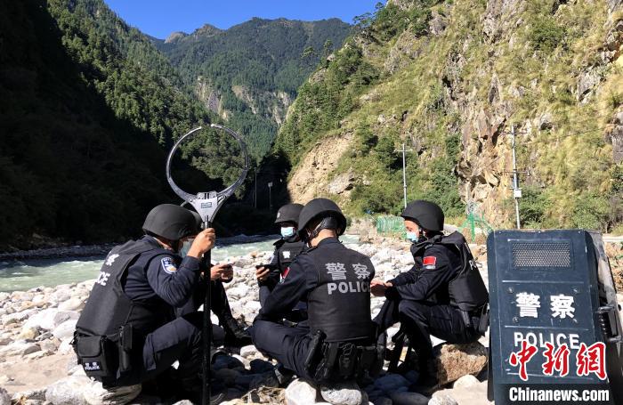圖為西藏吉隆出入境邊防檢查站移民管理警察在中尼邊境巡邏途中收看二十大開幕直播。　郭章統(tǒng) 攝