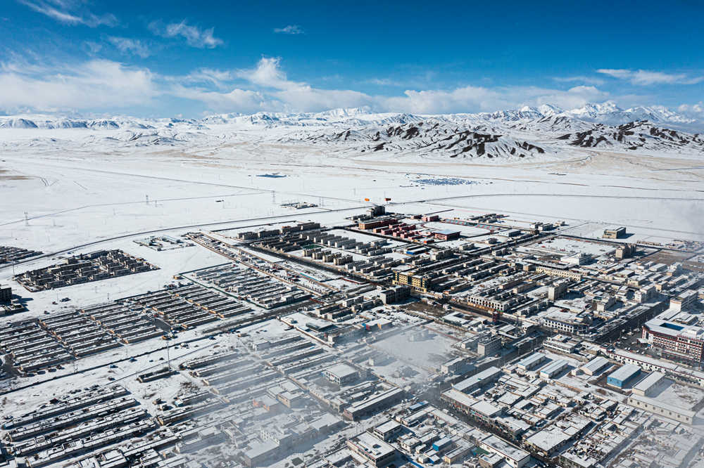 西藏阿里地區(qū)改則縣迎來初雪，銀裝素裹，美如畫卷。