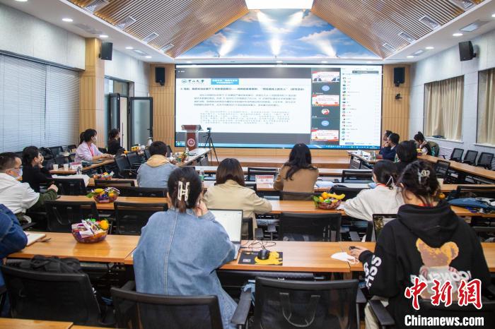 圖為論壇會議現(xiàn)場?！⊥瑬|放 攝